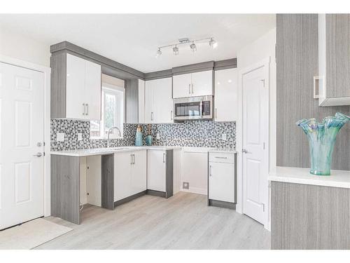 243 16 Street East, Brooks, AB - Indoor Photo Showing Kitchen