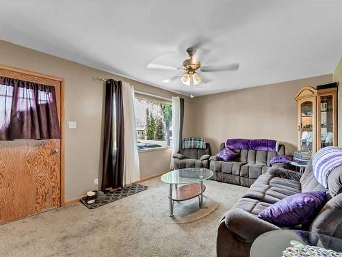 5413 45 Avenue, Taber, AB - Indoor Photo Showing Living Room