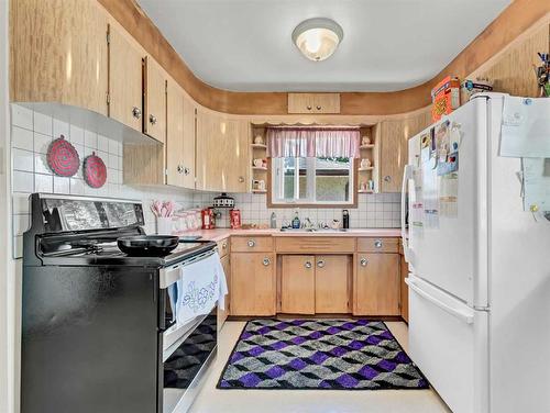 5413 45 Avenue, Taber, AB - Indoor Photo Showing Kitchen