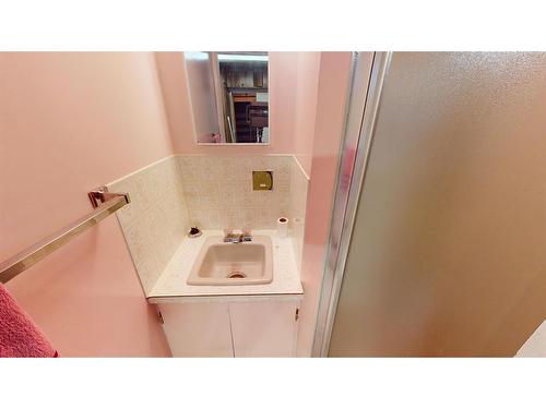 518 4 Avenue, Bassano, AB - Indoor Photo Showing Bathroom