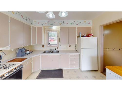 518 4 Avenue, Bassano, AB - Indoor Photo Showing Kitchen With Double Sink