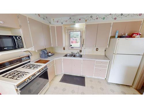 518 4 Avenue, Bassano, AB - Indoor Photo Showing Kitchen With Double Sink