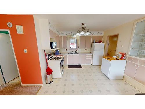 518 4 Avenue, Bassano, AB - Indoor Photo Showing Kitchen With Double Sink