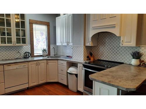 715 3 Avenue West, Drumheller, AB - Indoor Photo Showing Kitchen