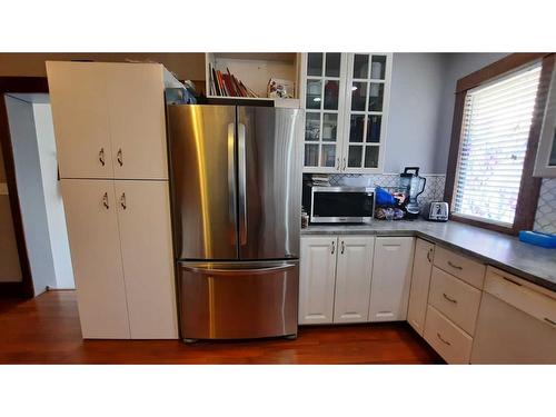 715 3 Avenue West, Drumheller, AB - Indoor Photo Showing Kitchen