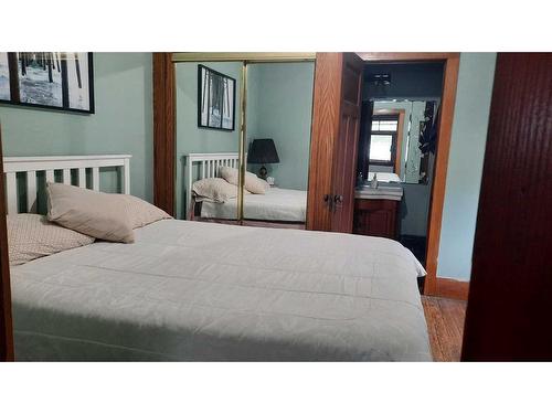 715 3 Avenue West, Drumheller, AB - Indoor Photo Showing Bedroom