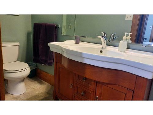 715 3 Avenue West, Drumheller, AB - Indoor Photo Showing Bathroom