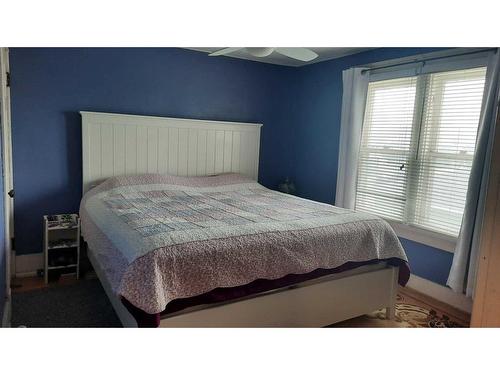 715 3 Avenue West, Drumheller, AB - Indoor Photo Showing Bedroom