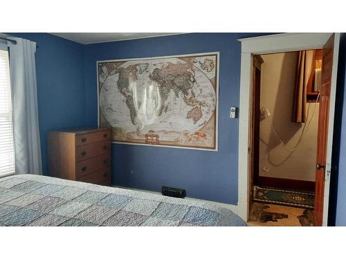 715 3 Avenue West, Drumheller, AB - Indoor Photo Showing Bedroom