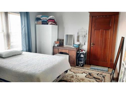 715 3 Avenue West, Drumheller, AB - Indoor Photo Showing Bedroom