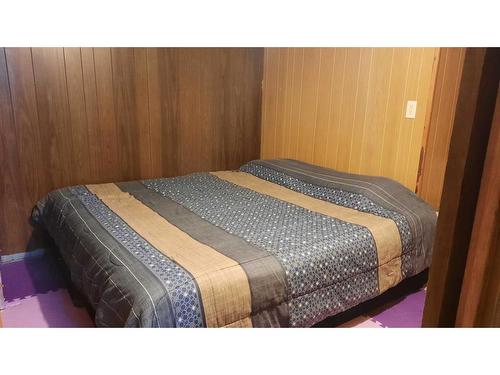 715 3 Avenue West, Drumheller, AB - Indoor Photo Showing Bedroom