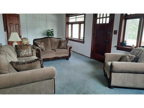 715 3 Avenue West, Drumheller, AB - Indoor Photo Showing Living Room