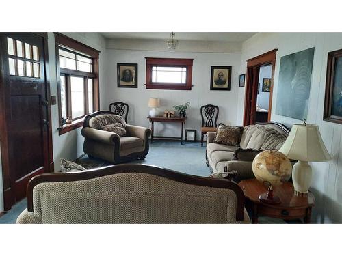 715 3 Avenue West, Drumheller, AB - Indoor Photo Showing Living Room