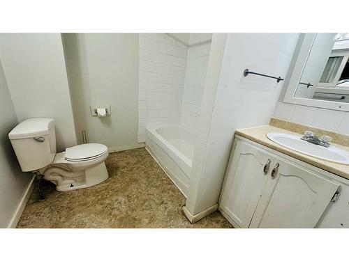 426 4 Street E, Drumheller, AB - Indoor Photo Showing Bathroom