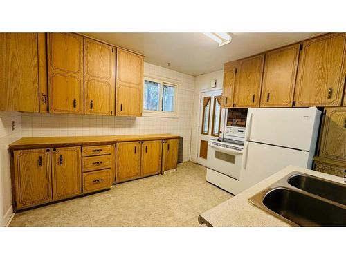 426 4 Street E, Drumheller, AB - Indoor Photo Showing Kitchen With Double Sink