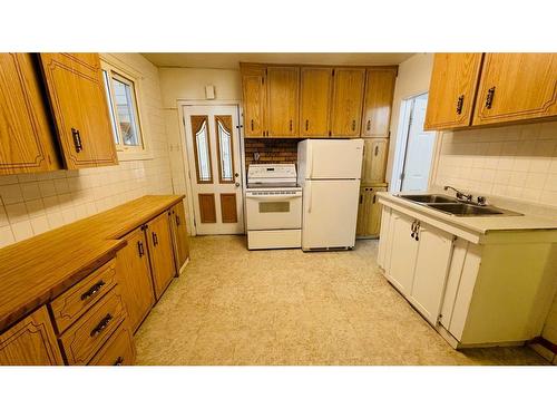 426 4 Street E, Drumheller, AB - Indoor Photo Showing Kitchen With Double Sink