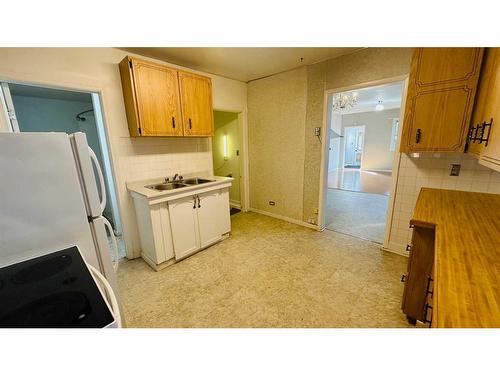 426 4 Street E, Drumheller, AB - Indoor Photo Showing Kitchen With Double Sink