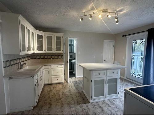 215 2 Avenue East, Hanna, AB - Indoor Photo Showing Kitchen