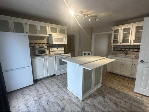 215 2 Avenue East, Hanna, AB - Indoor Photo Showing Kitchen