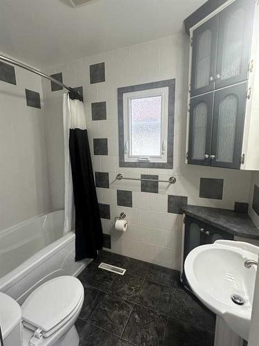 215 2 Avenue East, Hanna, AB - Indoor Photo Showing Bathroom