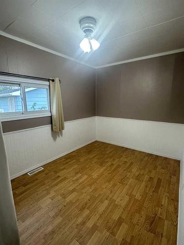 215 2 Avenue East, Hanna, AB - Indoor Photo Showing Other Room