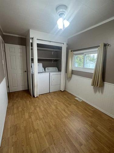 215 2 Avenue East, Hanna, AB - Indoor Photo Showing Laundry Room