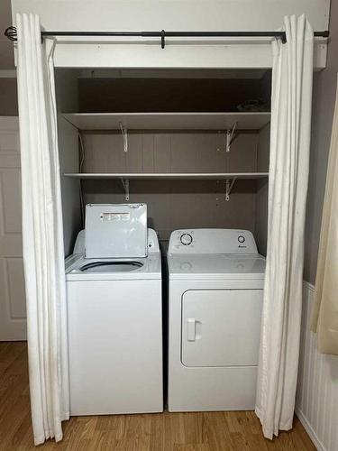 215 2 Avenue East, Hanna, AB - Indoor Photo Showing Laundry Room