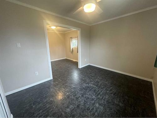 215 2 Avenue East, Hanna, AB - Indoor Photo Showing Other Room