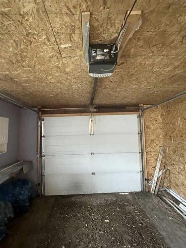 215 2 Avenue East, Hanna, AB - Indoor Photo Showing Garage