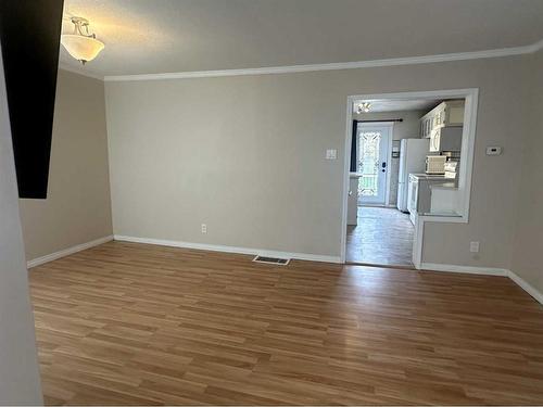 215 2 Avenue East, Hanna, AB - Indoor Photo Showing Other Room