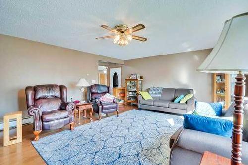 609 Kennedy Place, Hanna, AB - Indoor Photo Showing Living Room