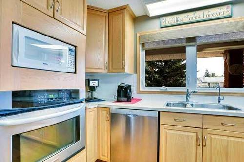 609 Kennedy Place, Hanna, AB - Indoor Photo Showing Kitchen With Double Sink