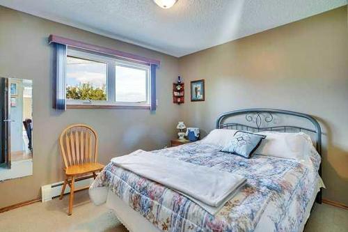 609 Kennedy Place, Hanna, AB - Indoor Photo Showing Bedroom