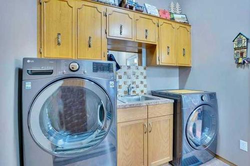 609 Kennedy Place, Hanna, AB - Indoor Photo Showing Laundry Room