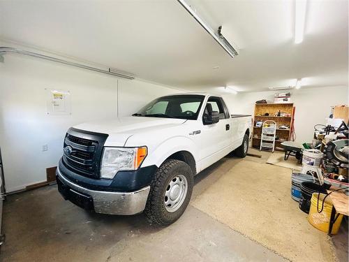 121 3 Avenue North, Chinook, AB - Indoor Photo Showing Garage