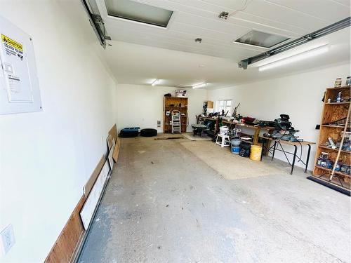 121 3 Avenue North, Chinook, AB - Indoor Photo Showing Garage