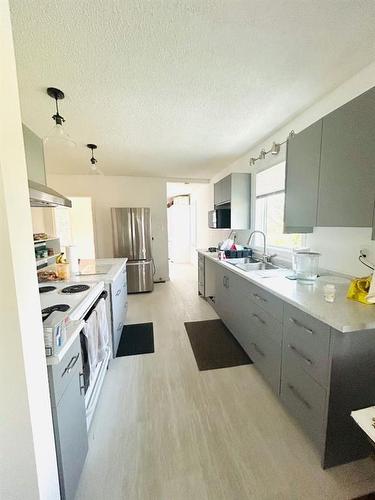 121 3 Avenue North, Chinook, AB - Indoor Photo Showing Kitchen With Double Sink