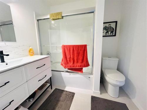 121 3 Avenue North, Chinook, AB - Indoor Photo Showing Bathroom