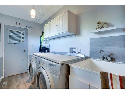 904 Argue Drive, Hanna, AB - Indoor Photo Showing Laundry Room