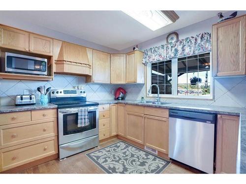 904 Argue Drive, Hanna, AB - Indoor Photo Showing Kitchen With Double Sink