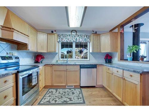 904 Argue Drive, Hanna, AB - Indoor Photo Showing Kitchen