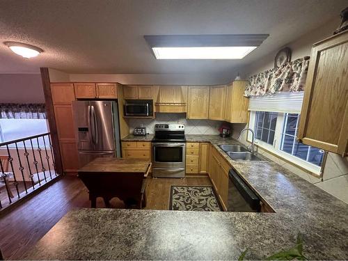 904 Argue Drive, Hanna, AB - Indoor Photo Showing Kitchen With Double Sink