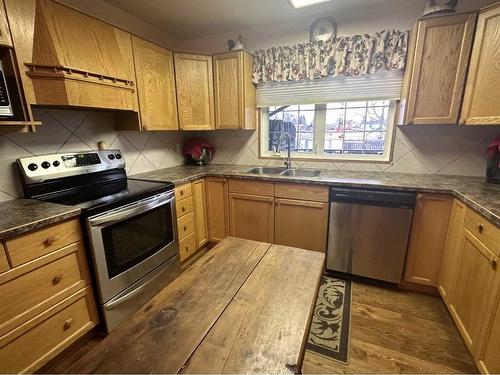 904 Argue Drive, Hanna, AB - Indoor Photo Showing Kitchen With Double Sink