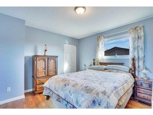 904 Argue Drive, Hanna, AB - Indoor Photo Showing Bedroom