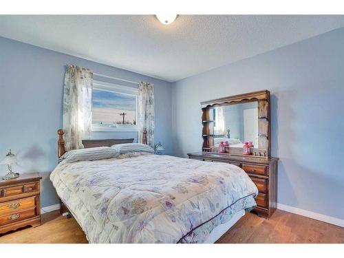 904 Argue Drive, Hanna, AB - Indoor Photo Showing Bedroom