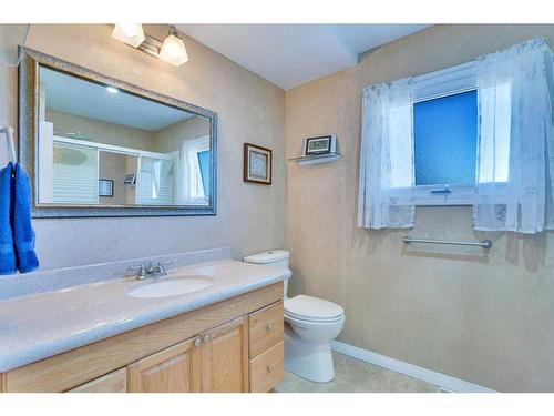 904 Argue Drive, Hanna, AB - Indoor Photo Showing Bathroom