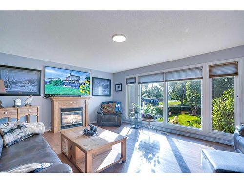 904 Argue Drive, Hanna, AB - Indoor Photo Showing Living Room With Fireplace