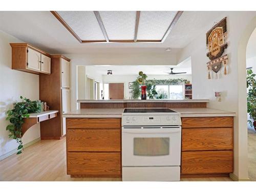 32 Lake Stafford Drive East, Brooks, AB - Indoor Photo Showing Kitchen