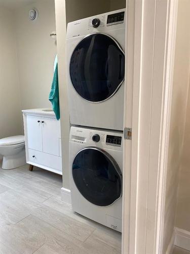 382 4 Street E, Drumheller, AB - Indoor Photo Showing Laundry Room