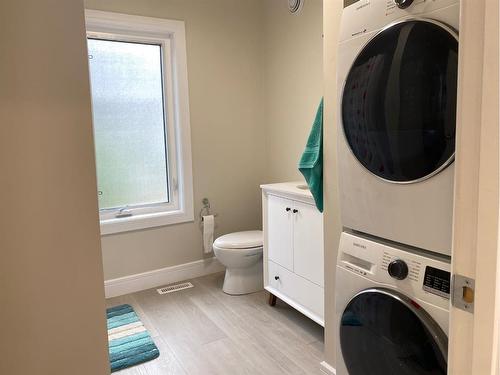 382 4 Street E, Drumheller, AB - Indoor Photo Showing Laundry Room